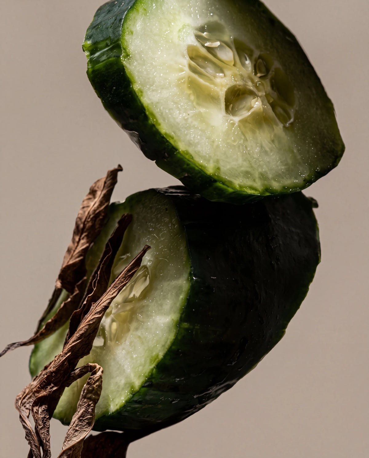Earl Grey & Cucumber scent notes: cucumber slices with dried Earl Grey tea leaves